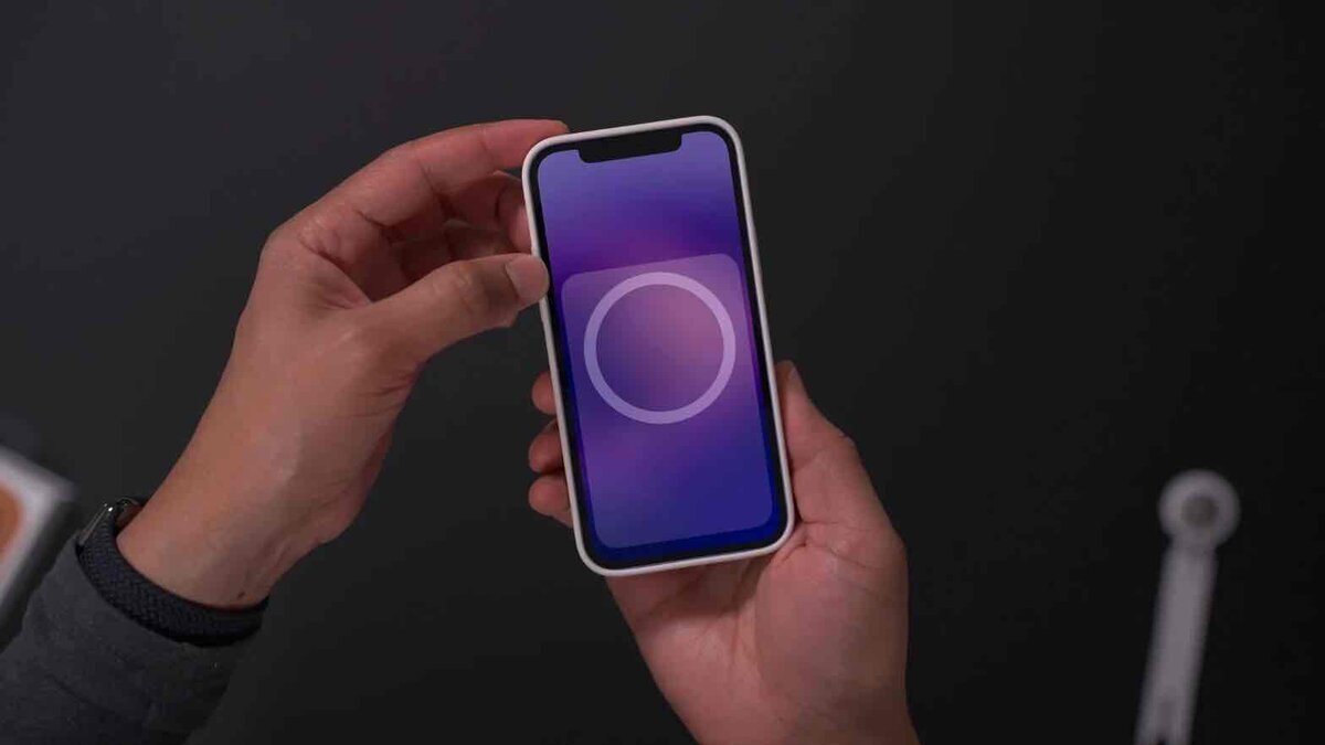 手に持ったiPhoneの画面に、MagSafeのリング表示が浮かぶ様子