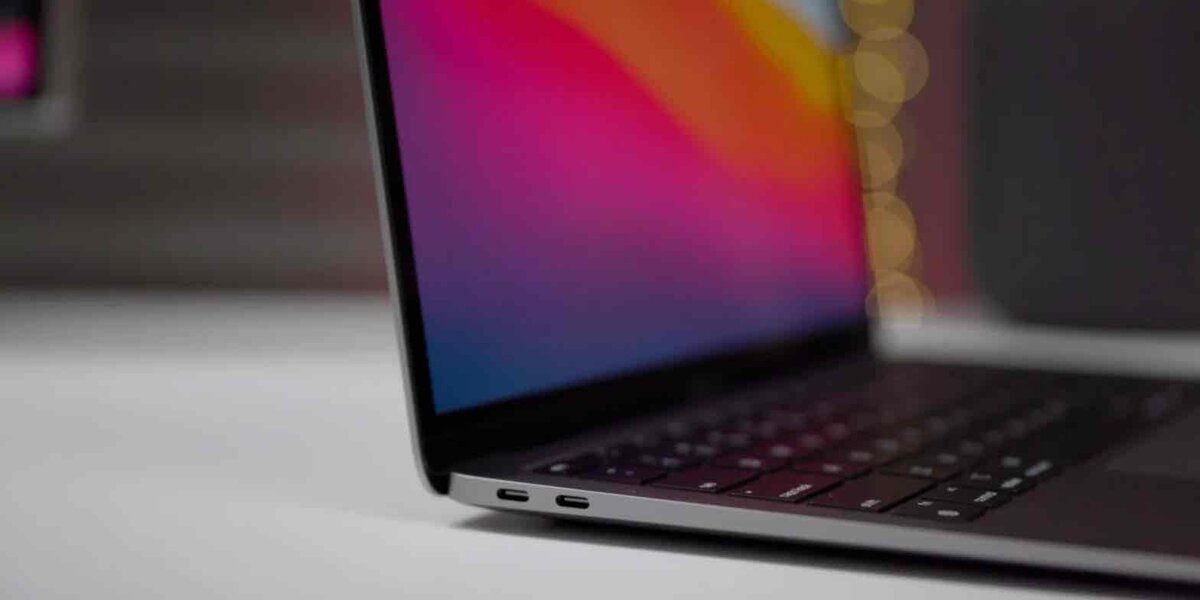 MacBookの側面に並ぶUSB-Cポートとキーボードのクローズアップ
