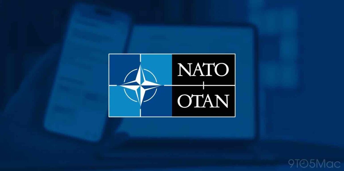 NATO(北大西洋条約機構)のロゴマーク。青い背景の左側に方位磁針のシンボル、右側に「NATO」とフランス語の「OTAN」の文字が上下に並んで表示されている