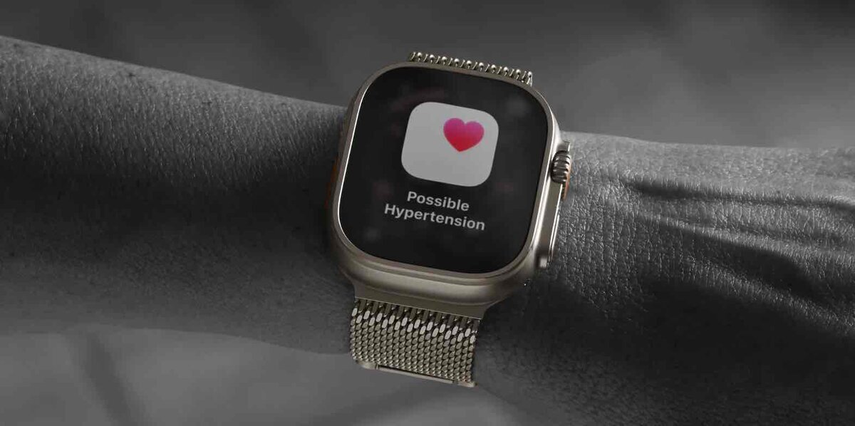 Apple Watch Ultraの画面に『Possible Hypertension（高血圧の可能性）』と表示されているイメージ。手首に装着され、心臓アイコンとともに通知が出ている様子