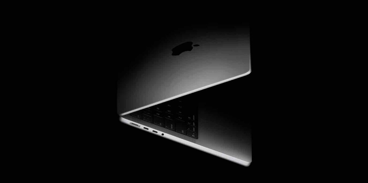 M6 MacBook Proをイメージした次世代MacBook Proの薄型デザイン。半開きのMacBook ProとAppleロゴ、側面ポートが見える