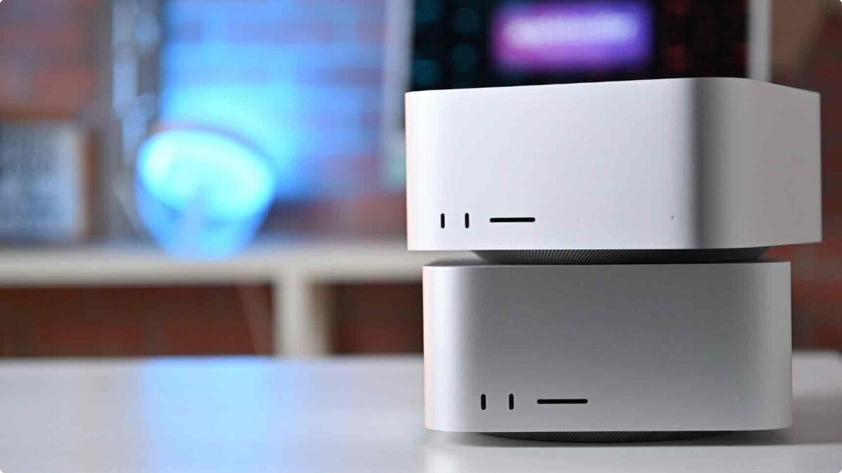 AppleのデスクトップPC「Mac mini」。アルミボディのコンパクトな筐体が2台重ねて置かれている
