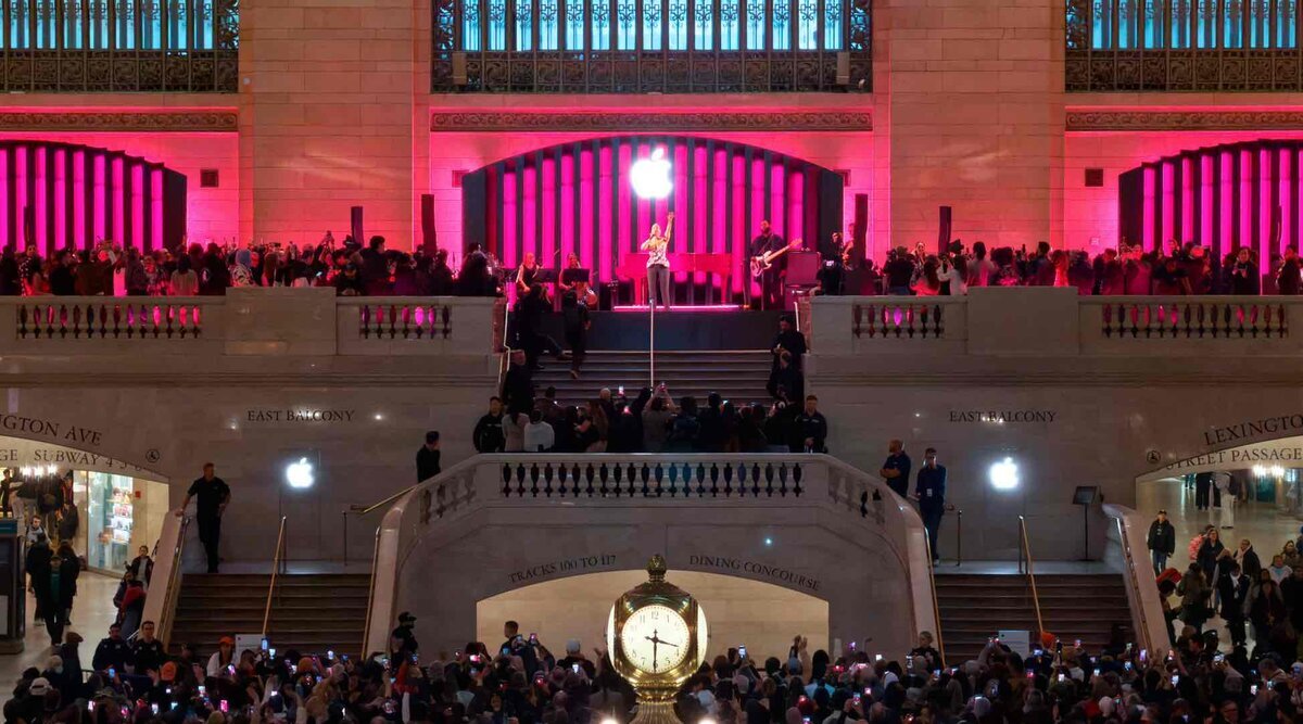 Apple創立50周年イベントでアリシア・キーズがGrand Central Stationでライブを披露する様子