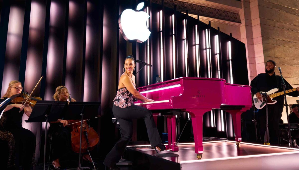 Apple創立50周年イベントでピアノ演奏を披露するアリシア・キーズ（Grand Central）
