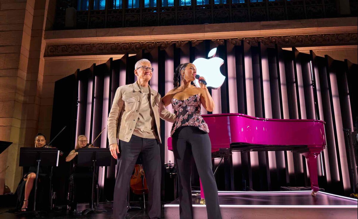 Apple創立50周年イベントでアリシア・キーズとティム・クックが登壇するGrand Centralのステージ