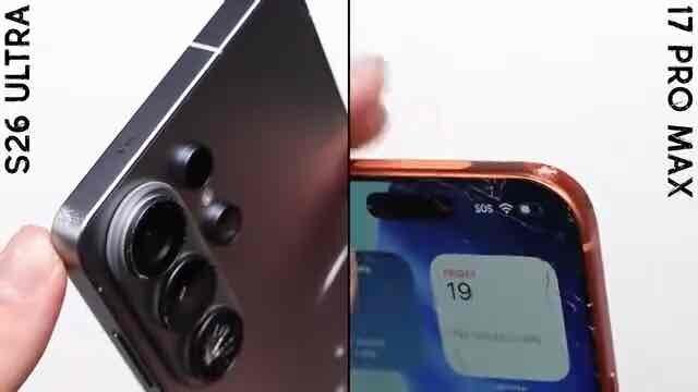 iPhone 17 Pro MaxとGalaxy S26 Ultraの角落下後のフレームと画面損傷を比較した画像