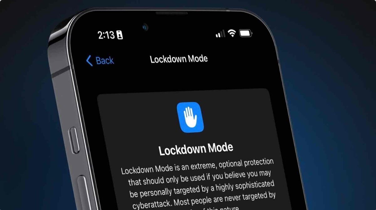 iPhoneの画面に表示された「Lockdown Mode(ロックダウンモード)」の設定画面。青い手のアイコンと、高度なサイバー攻撃から保護するためのオプション機能である旨の説明文が記載されている