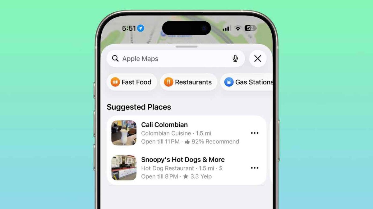 Apple Mapsの検索画面に追加された「Suggested Places（おすすめの場所）」機能を示すiPhoneの表示例。レストランやガソリンスタンド候補がカード形式で並ぶiOS 26.5 beta 1の新UIイメージ