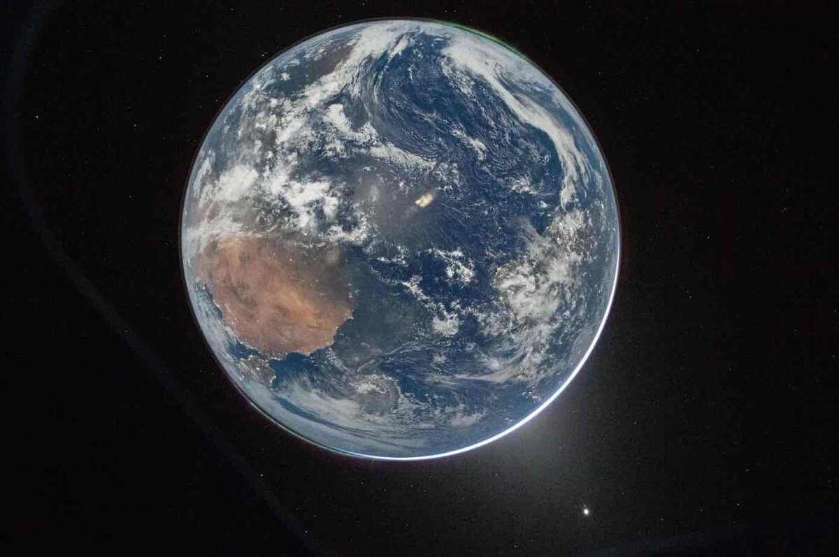 NASAアルテミスIIミッション中にオリオン宇宙船から撮影された地球の全景　アフリカ大陸と大西洋が見える高精細写真（Nikon D5・ISO 51200で撮影）