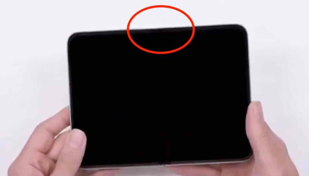 展開状態のiPhone Fold風デバイスの前面ディスプレイ上部。背面では隙間が確認された位置に継ぎ目が見えない様子を赤丸で示した比較用画像