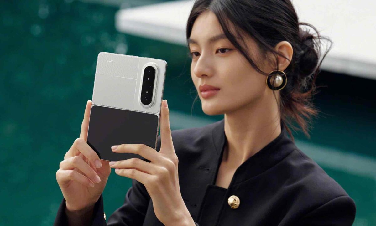 Huawei Pura X Maxの背面と内側ディスプレイ。アスペクト比16:10のワイドな画面設計が特徴。背面には水平に並んだXMAGEトリプルカメラユニットと、ステッチ加工が施された高級感のあるヴィーガンレザーを採用