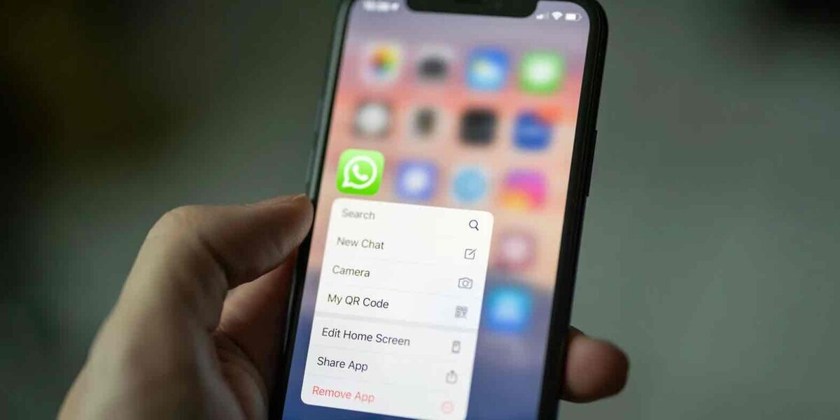 iPhoneのホーム画面でWhatsAppアイコンを長押しし、コンテキストメニュー（New Chat・Camera・My QR Code等）が表示されているサードパーティアプリのクイックアクション操作画面