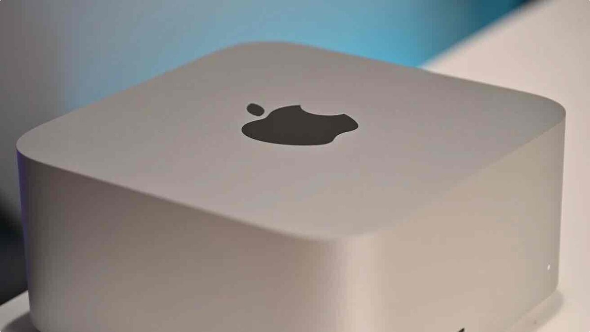デュアルディスプレイの前に設置されたシルバーのMac Studio本体、正面のUSB-CポートとSDカードスロットが見える高解像度製品写真