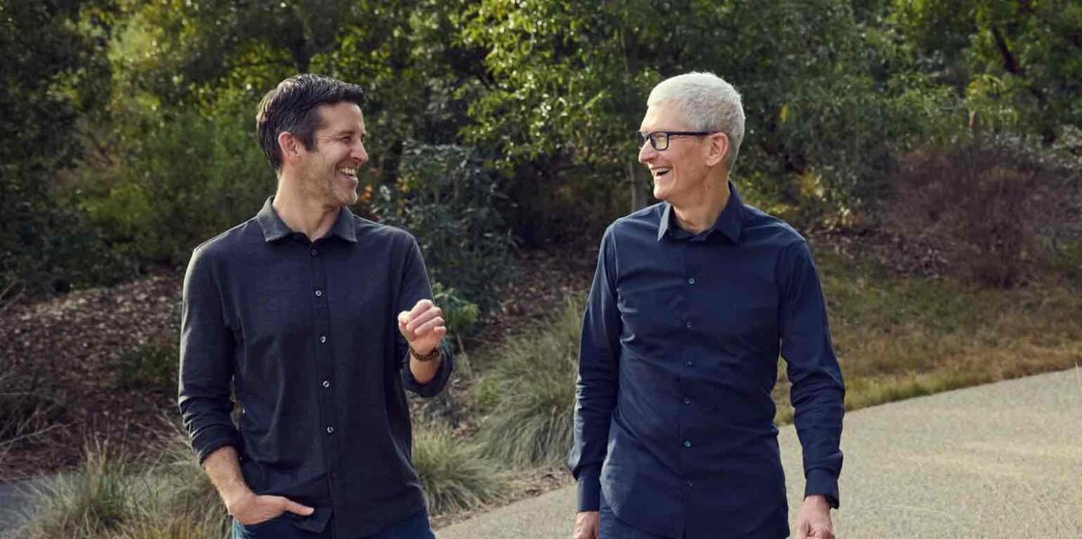 Apple Parkで並んで歩くティム・クック氏とジョン・ターナス氏。Appleは2026年9月1日付でターナス氏がCEOに就任すると発表した