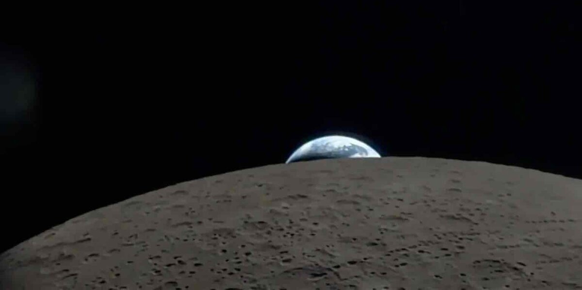 NASAのArtemis IIミッションでiPhone 17 Pro Maxにより撮影されたアースセット映像。月面の地平線の奥に青い地球が沈むように見える宇宙からの地球入りシーン