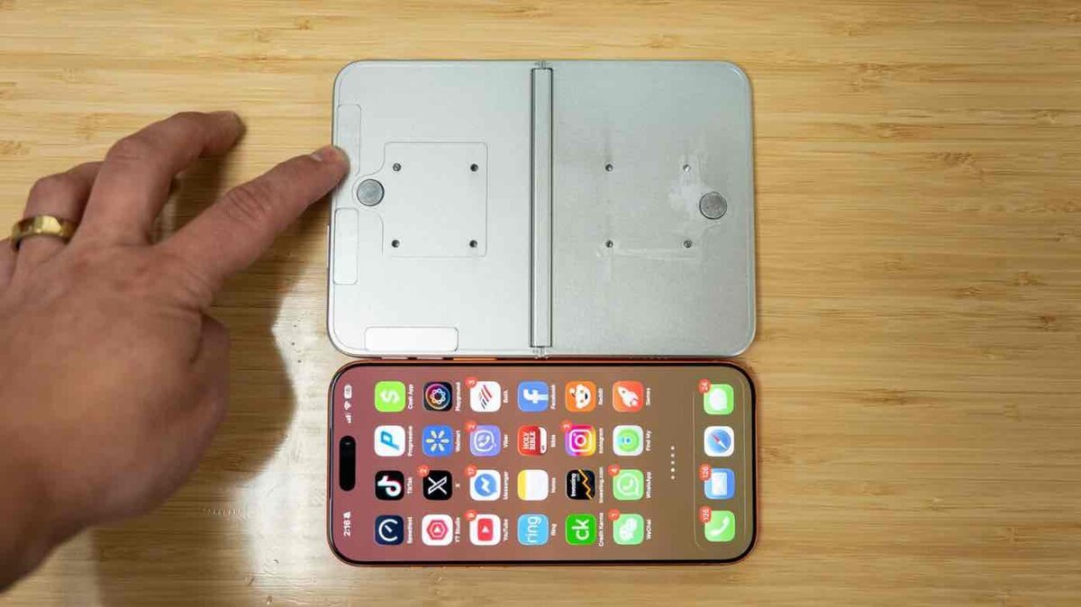 折りたたみiPhone Ultraのダミーモデルを開いた状態でiPhone 17 Pro Maxと比較し、7.8インチ級ディスプレイのサイズ感を示す写真