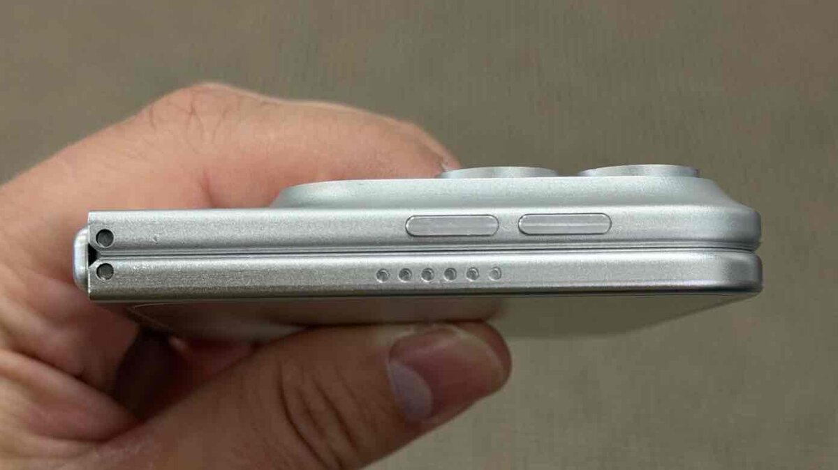 折りたたみiPhone Ultraのダミーモデルを閉じた状態で側面から撮影し、厚みやボタン配置、カメラ台座の出っ張りを示す写真