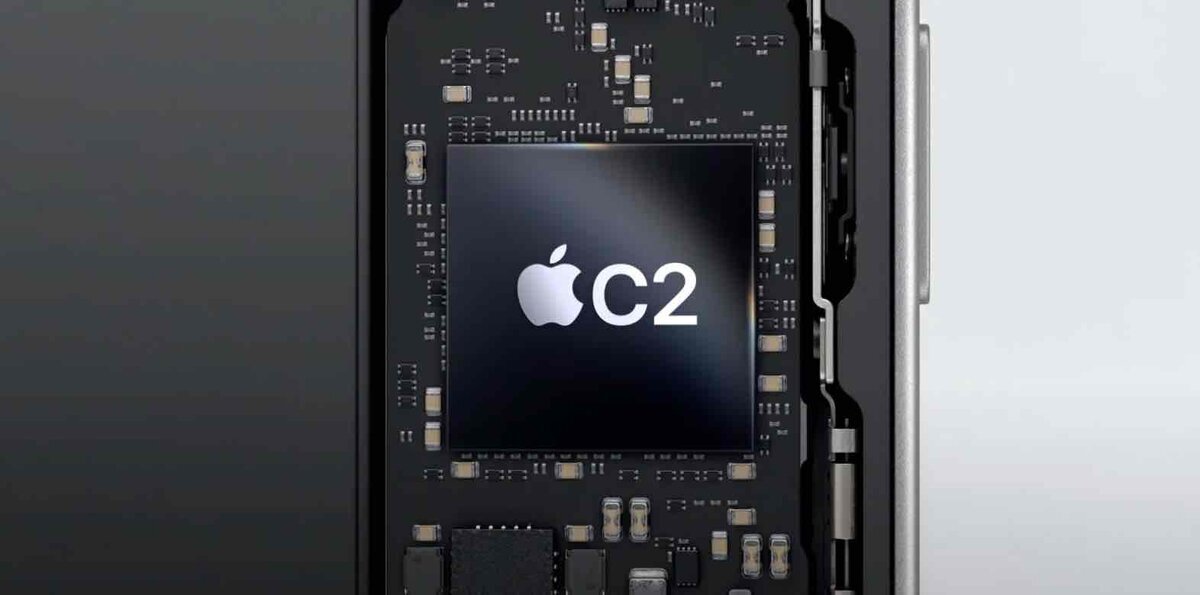 Macへのセルラー対応の可能性に関わるApple C2モデムチップを示す、基板上のC2チップイメージ