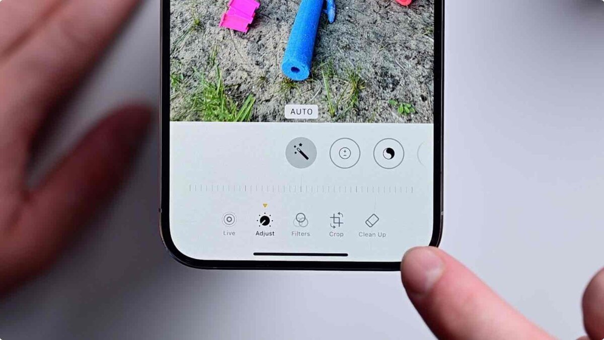 写真アプリの編集画面でClean UpなどのAI編集機能を操作するiPhone画面。iOS 27で噂されるApple Intelligence新機能のイメージ
