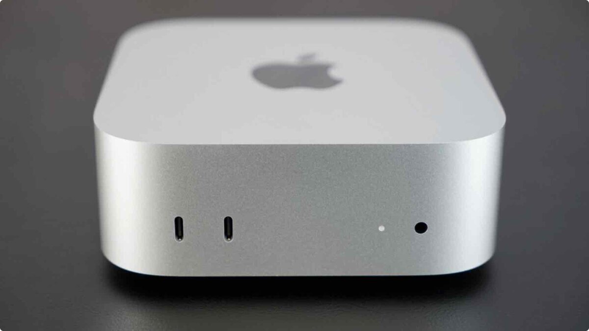 Mac mini本体前面のUSB-CポートとAppleロゴが見えるシルバー筐体のクローズアップ