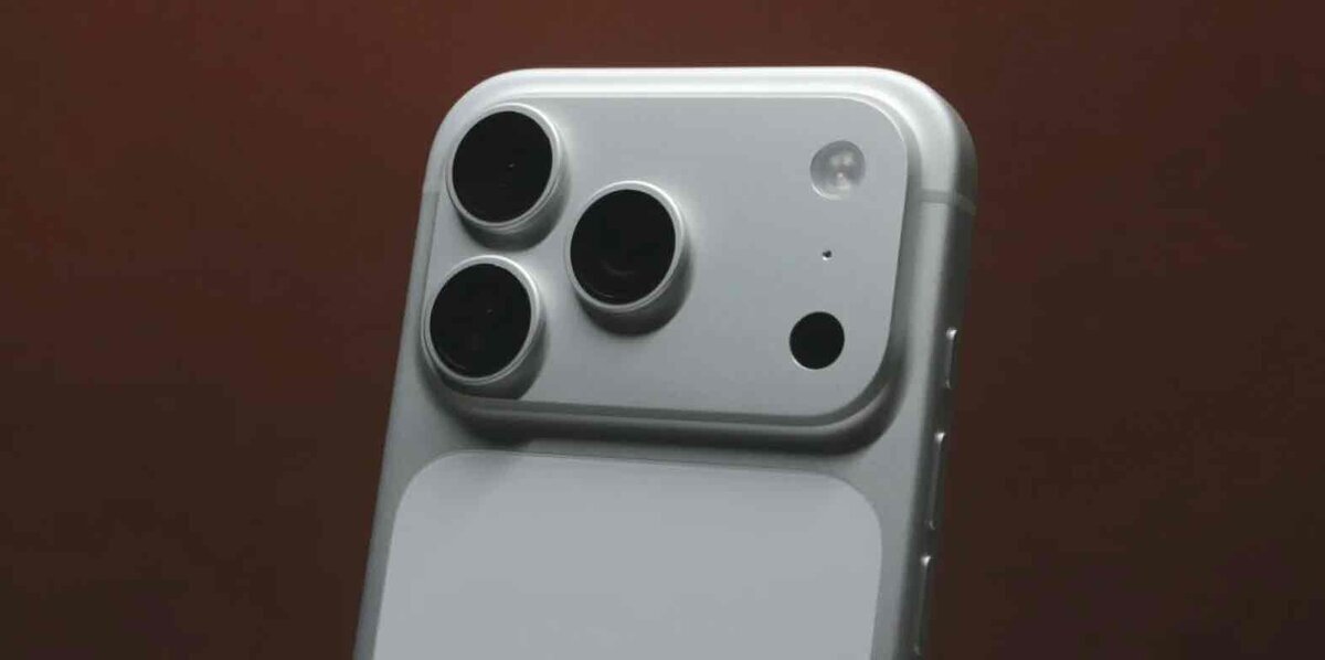 シルバーのiPhone Proモデル背面を写したイメージ。大きなカメラ台座に3つのレンズ、フラッシュ、LiDARスキャナが配置されている