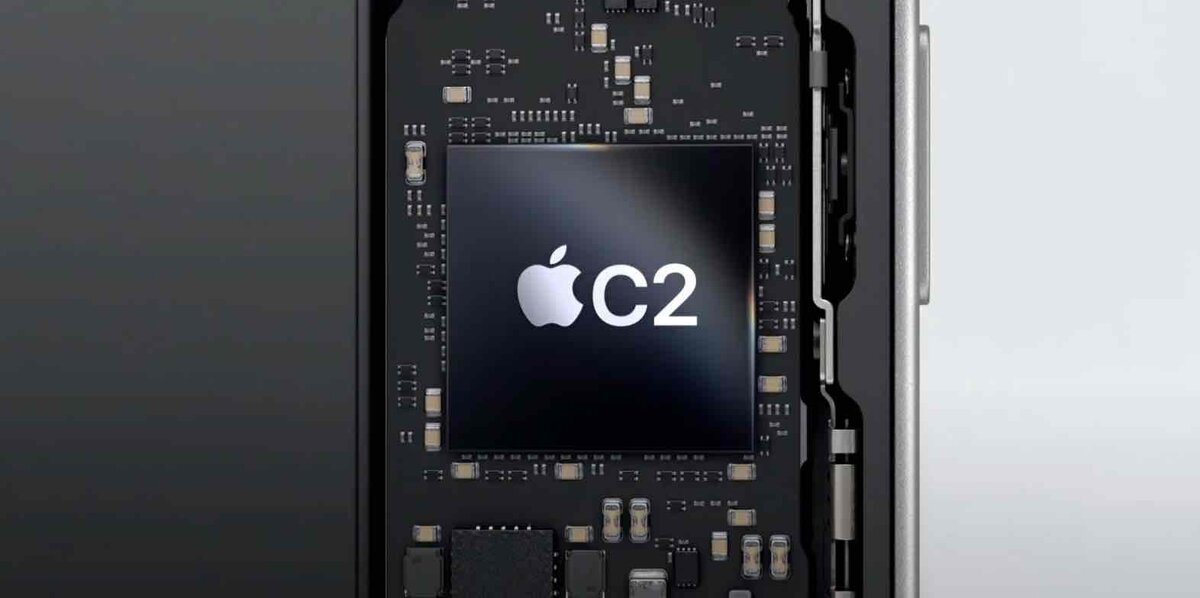 iPhone内部の基板をイメージした画像。中央のチップにAppleロゴと「C2」の文字が表示され、右側に端末の側面が見えている