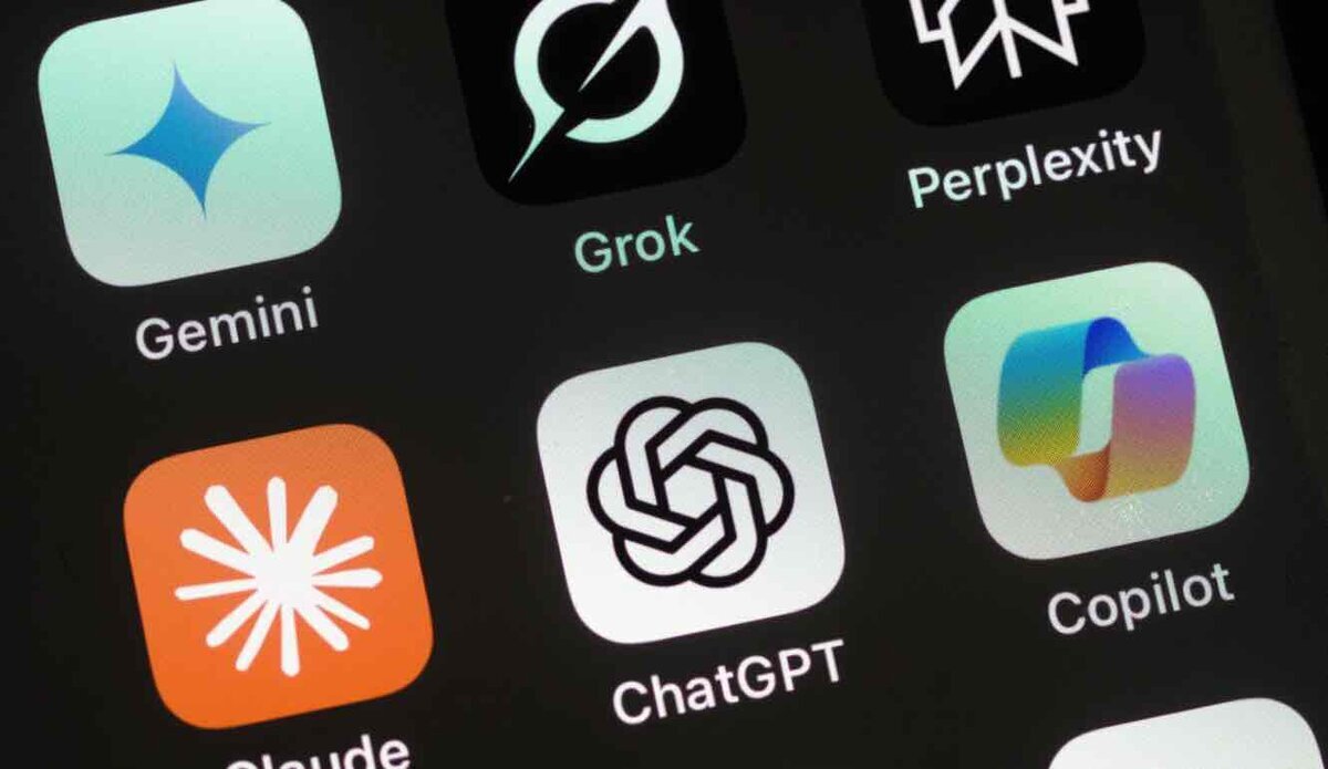 Gemini、Grok、Perplexity、Claude、ChatGPT、Copilotなど複数のAIアプリが並ぶスマートフォン画面のクローズアップ