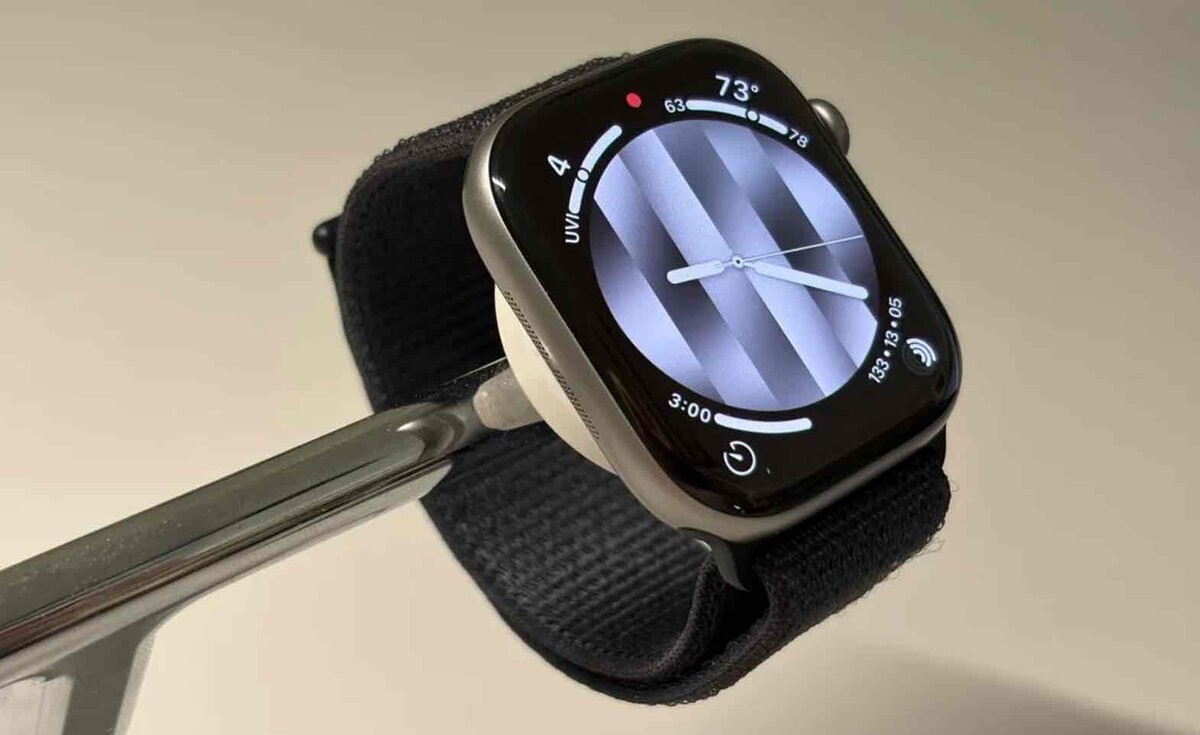 円形のPride Luminance文字盤にコンプリケーションを表示した、黒いバンド付きApple Watchの展示写真