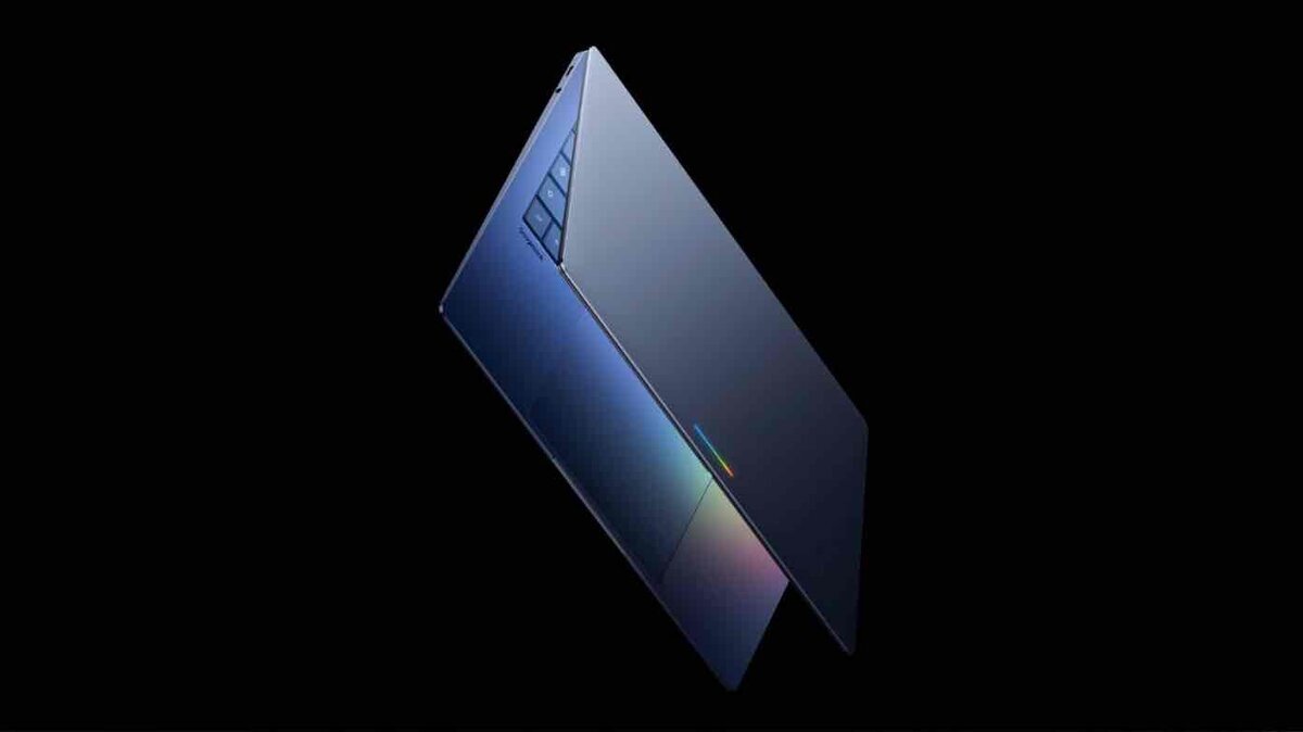 黒い背景に、斜めに開いた薄型ノートPC「Googlebook」が浮かび、側面の光るバーとキーボードの一部が見えているGoogle公式イメージ