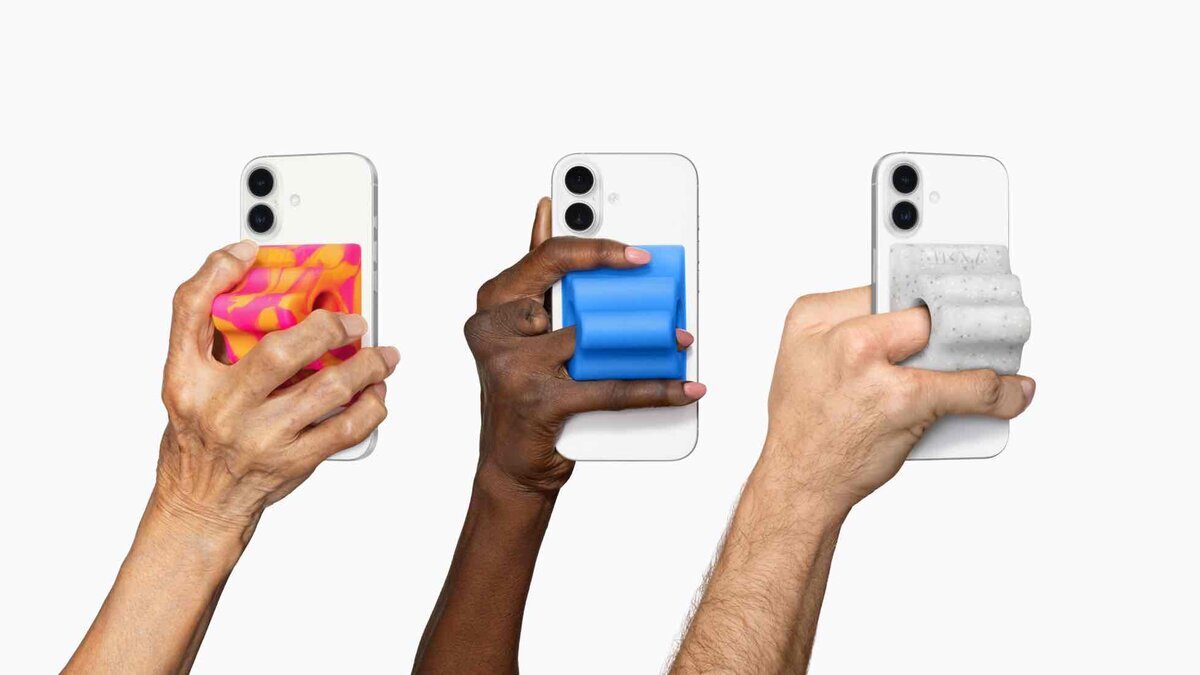 Hikawa Grip & Standを装着したiPhoneを3人が手に持ち、ピンク、ブルー、グレーの各カラーと握りやすい形状を示している製品イメージ