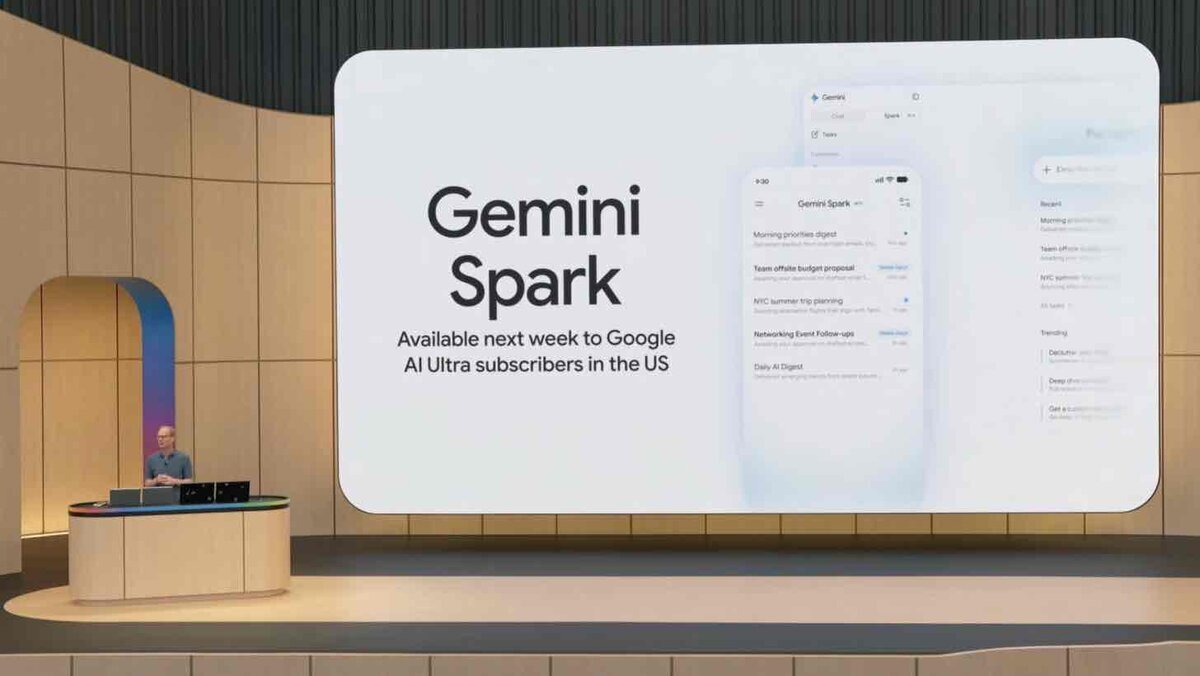 GoogleイベントのステージでGemini Sparkの提供時期とタスク画面が大きく表示されている様子