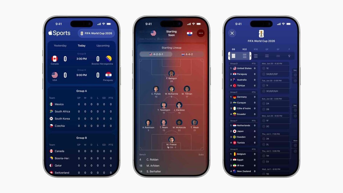 Apple SportsアプリのFIFA World Cup 2026対応画面を表示した3台のiPhone。試合スコア、先発フォーメーション、トーナメント表やグループ順位が並んでいる