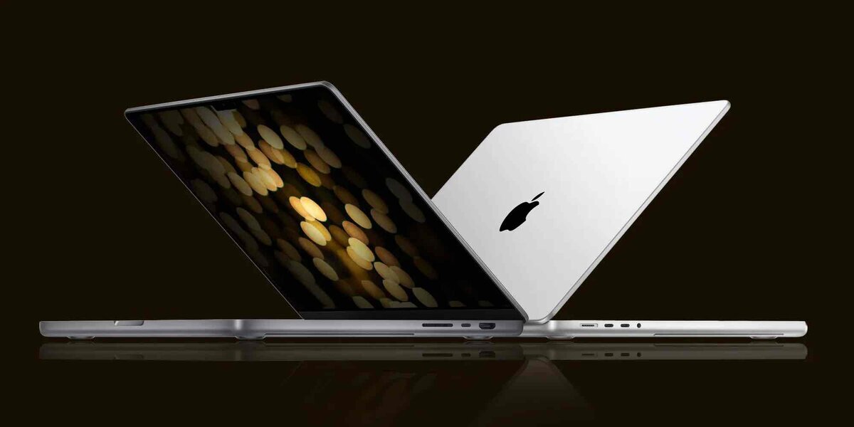 MacBook Ultraをイメージした2台の薄型MacBook。片方は画面を開き、もう片方はAppleロゴのある背面を見せている