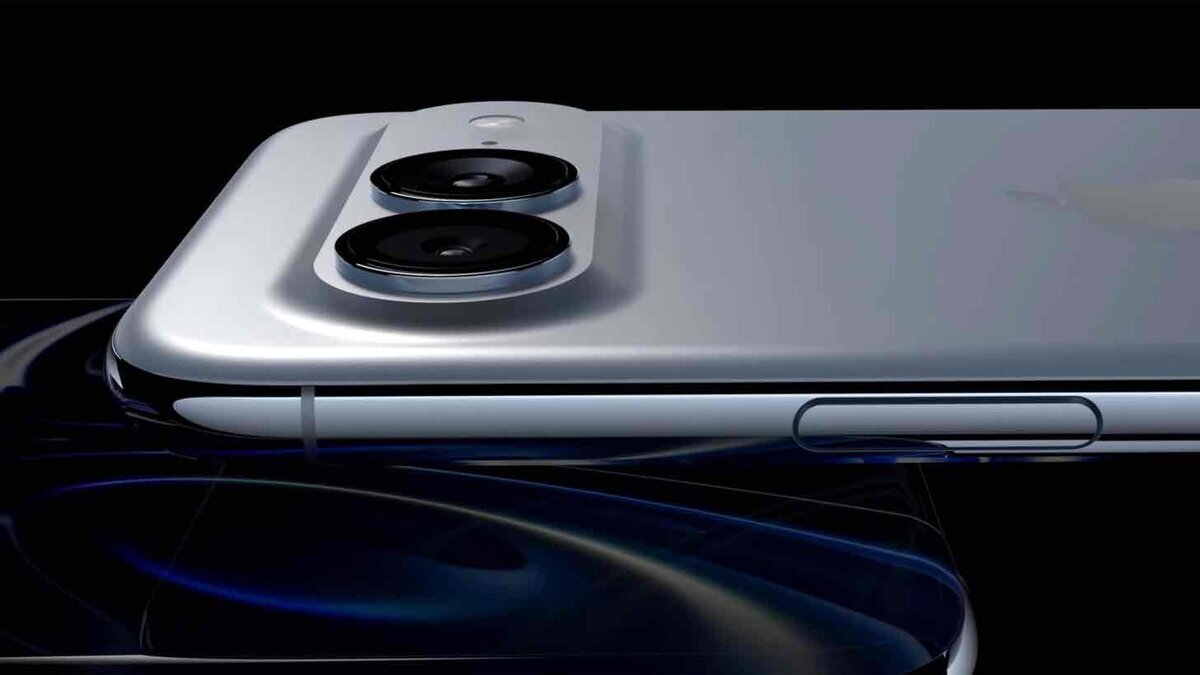 黒背景に、シルバー系iPhone風端末の背面上部が大きく映り、縦並びの2眼カメラと側面ボタンが見えている画像
