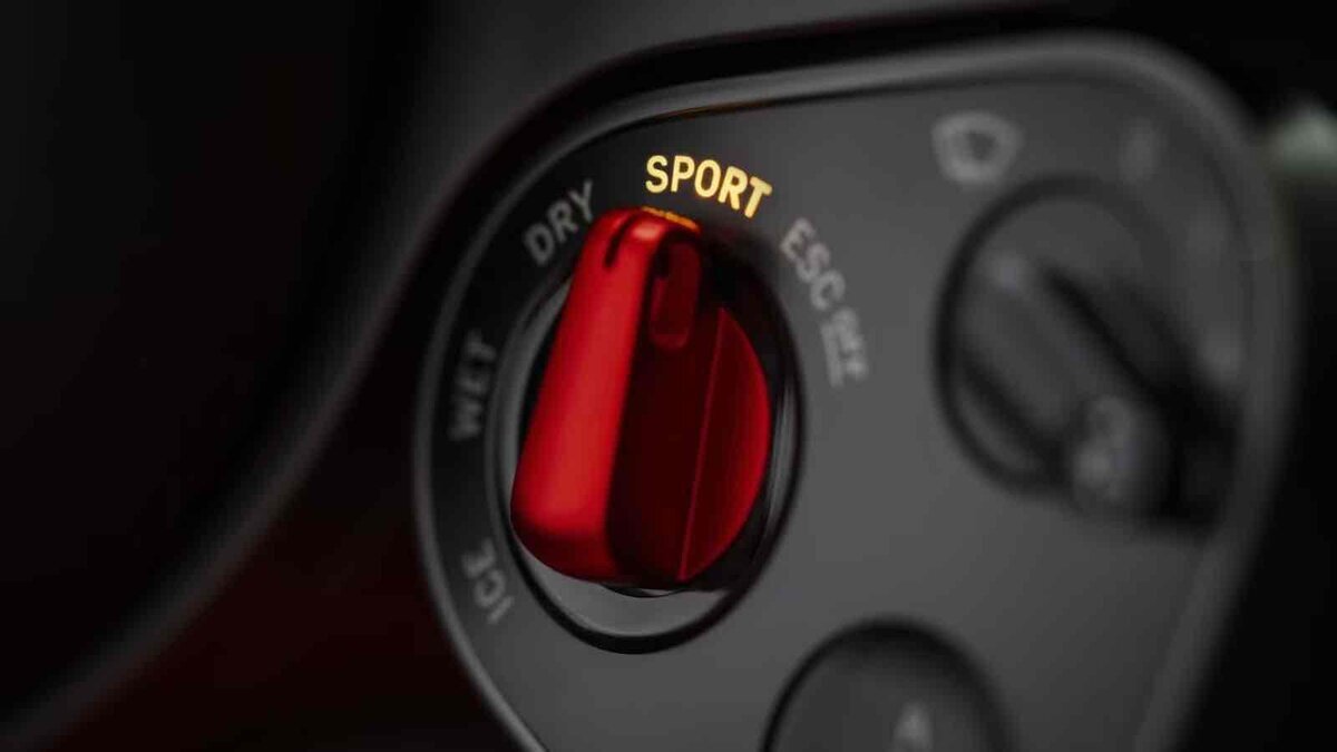 Ferrari Luceのステアリング付近にある赤い走行モード切り替えダイヤルを接写した画像。SPORTの文字が点灯している
