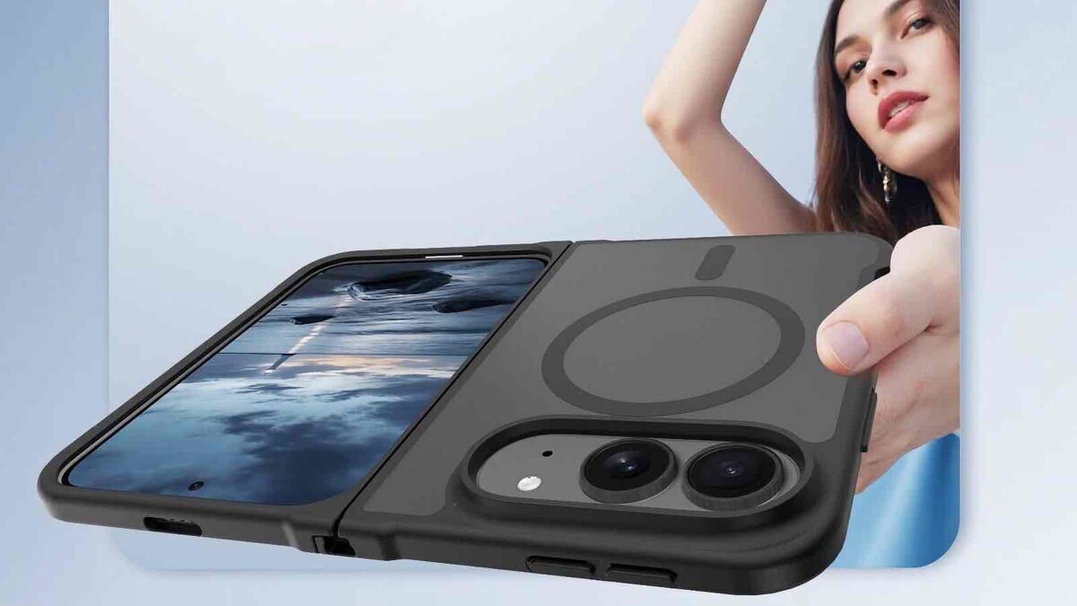 黒い保護ケースを装着した折りたたみ式iPhone風端末を、手に持って開いた状態で見せているイメージ画像