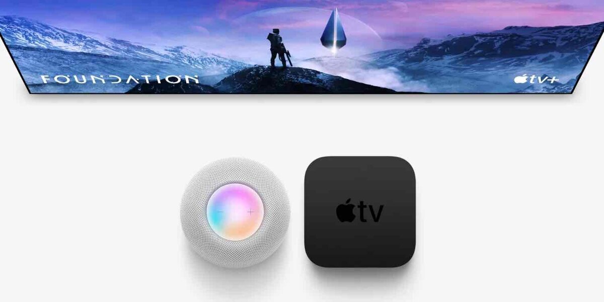 Apple TV+の映像が表示された横長テレビの下に、白いHomePod miniと黒いApple TV本体が並んでいる画像
