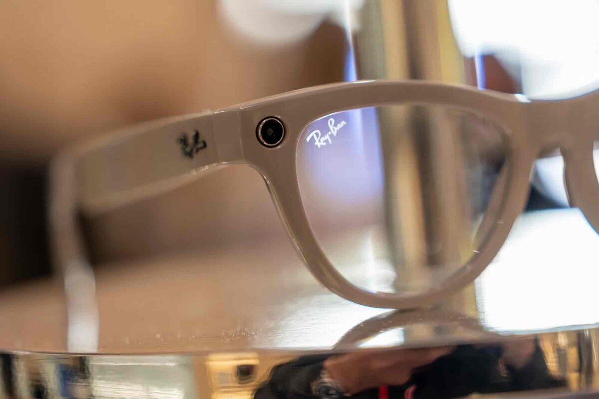 ベージュのRay-Banスマートグラスのフレームと内蔵カメラ部分を近くから写した写真