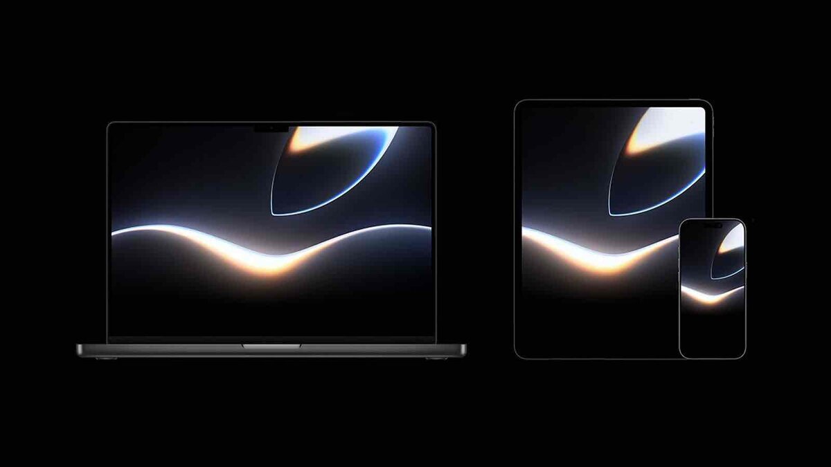 黒い背景に、発光する抽象的な壁紙を表示したMacBook、iPad、iPhoneが並んでいる画像
