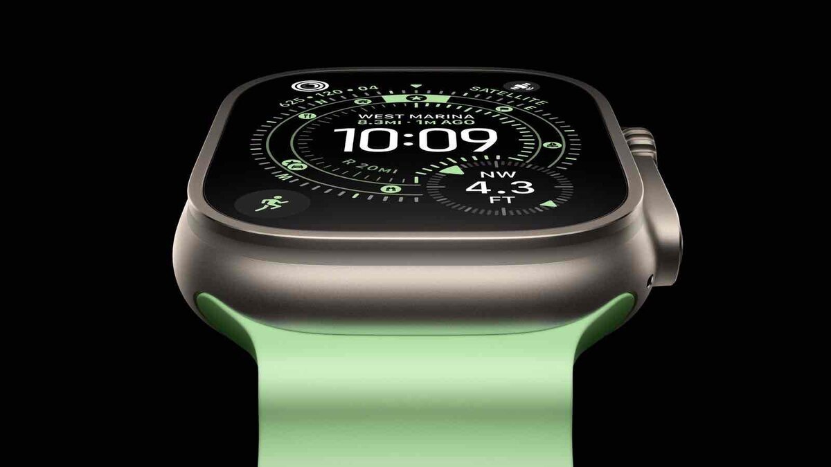 黒い背景に、グリーンのバンドを装着したApple Watch Ultraが大きく表示されている画像