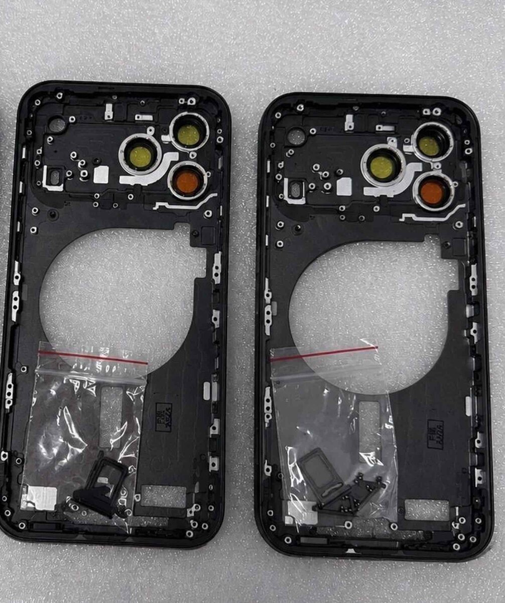 iPhone 18 Proのブラックまたはダークグレー新色とされる筐体パーツが2つ並び、カメラ穴とSIMトレイ用小袋が見えるリーク画像