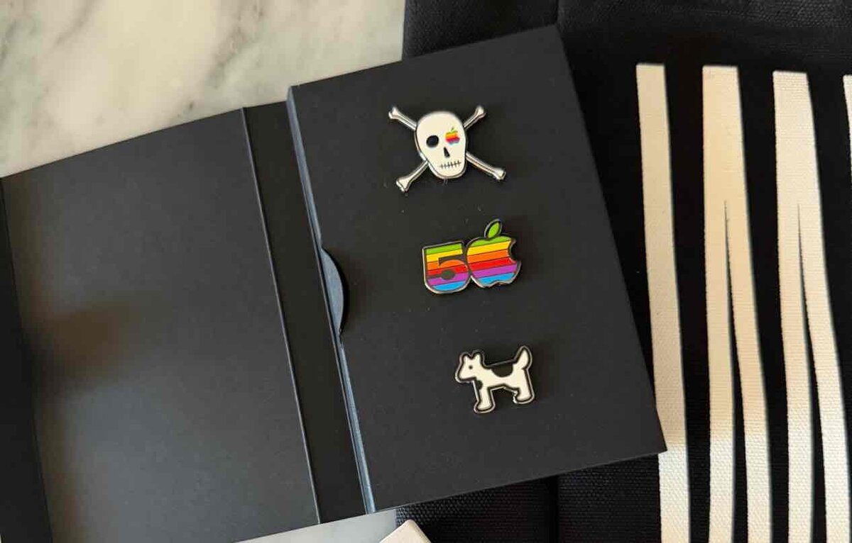 WWDC 2026スワッグに含まれるApple 50、海賊旗、Clarus the Dogcowのピンバッジ