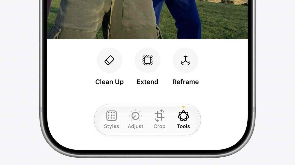 iOS 27の写真アプリに追加されたAI編集ツール画面。Clean Up、Extend、Reframeで写真の不要物削除や拡張、構図調整ができる