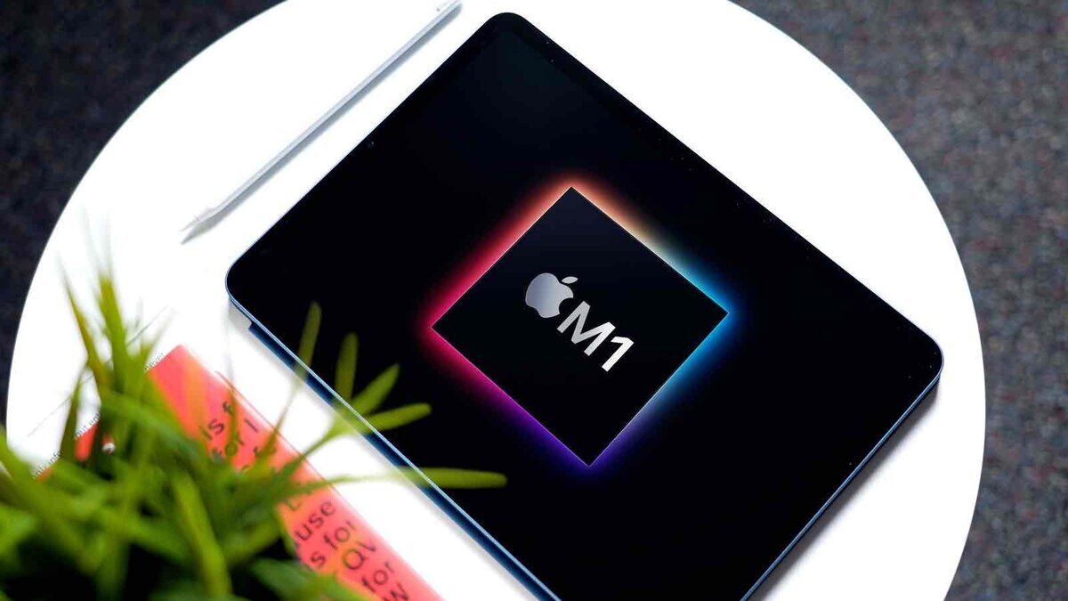 iPad上に表示されたApple M1チップのロゴと、iPadOS 27の対応機種・Apple Intelligence要件を示すイメージ