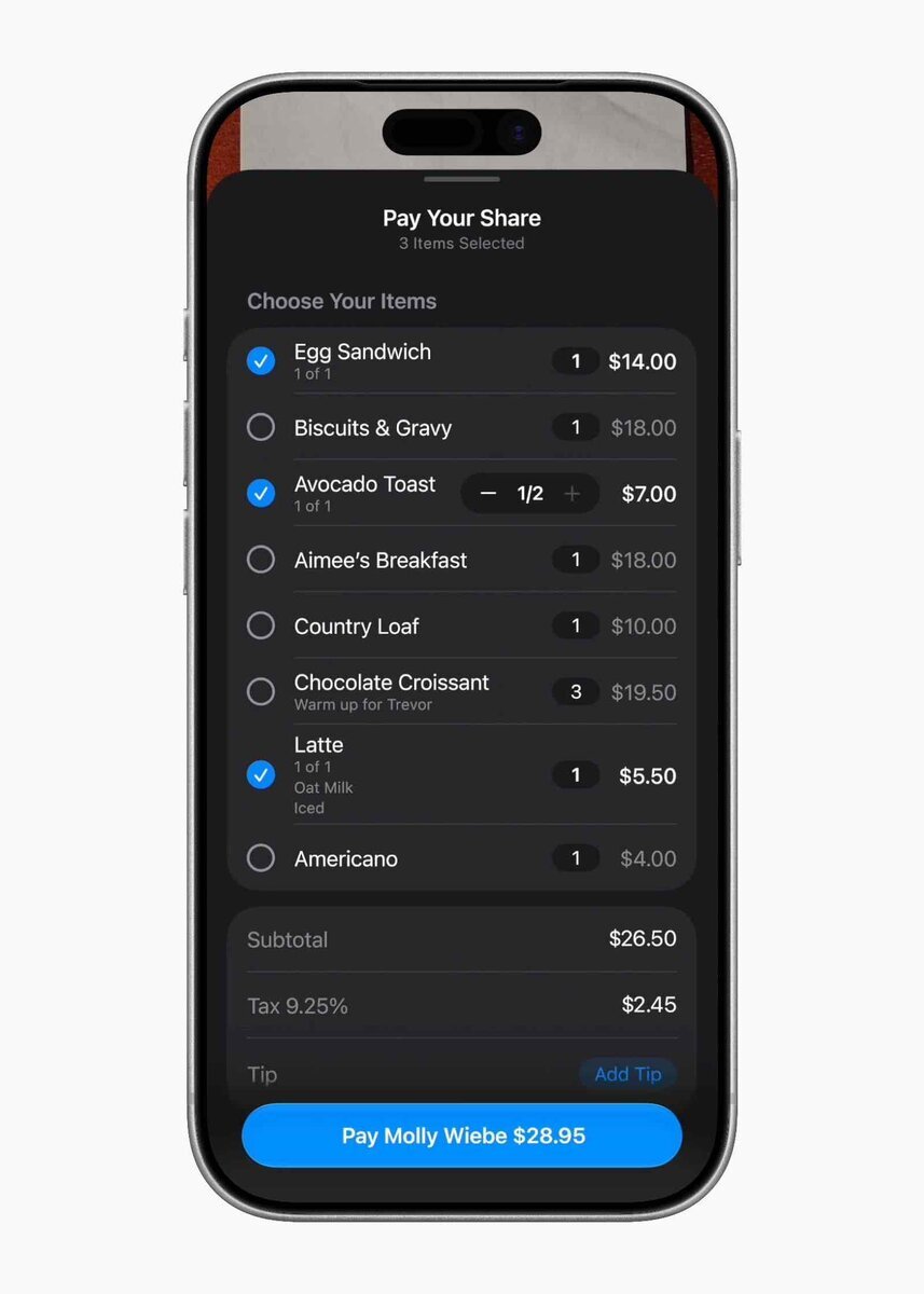 iOS 27のApple Payで「Pay Your Share（割り勘）」画面を表示したiPhone。レストランの注文リストからEgg Sandwich・Avocado Toast・Latteの3品を選択し、小計$26.50・税$2.45の合計$28.95を「Pay Molly Wiebe」へ送金するボタンが表示されている