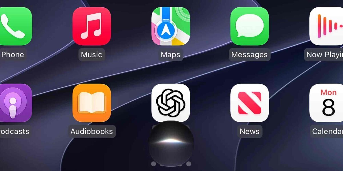 CarPlayのアプリアイコンの下に黒い光沢のあるSiriのオーブが表示されている