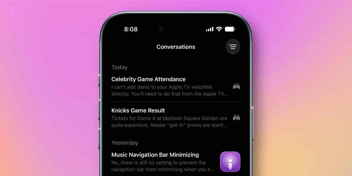 iPhoneのSiriアプリに会話履歴が並び、CarPlayでの会話に車のアイコンが付いている