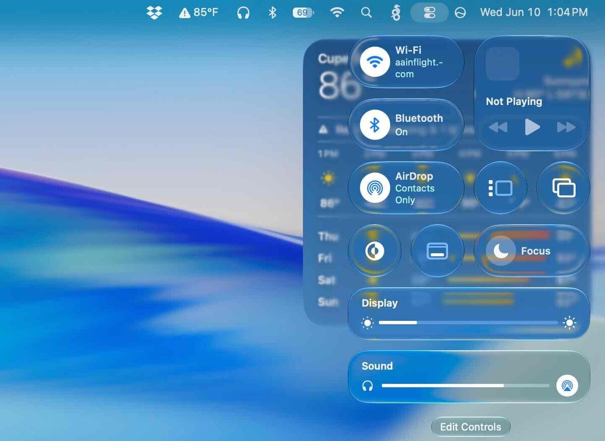 macOSのメニューバーに天気やヘッドホン、Bluetooth、Wi-Fi、検索などのアイコンが並び、電池アイコンの中に残量の数字が表示されている。右側にはWi-FiやBluetooth、AirDropを並べたコントロールセンターが開いている