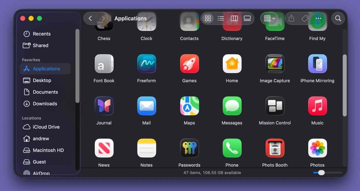 macOSのFinderウィンドウ。左サイドバーにRecents、Shared、Applications、iCloud Driveなどが並び、右側にChessやClock、FaceTimeなどアプリのアイコンが格子状に表示されている