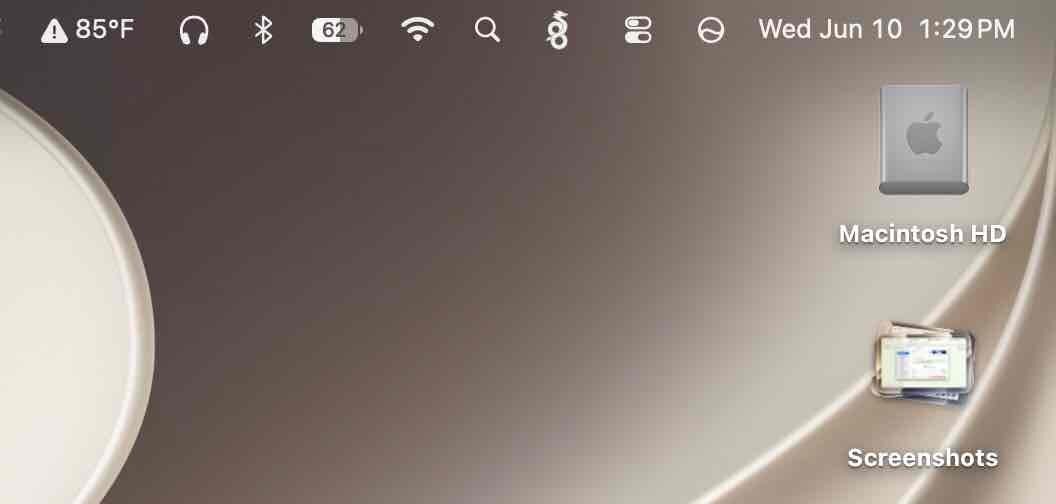 macOSのメニューバー右側。電池アイコンの内側に「62」と残量の数字が表示され、デスクトップにはMacintosh HDとScreenshotsフォルダのアイコンが並んでいる